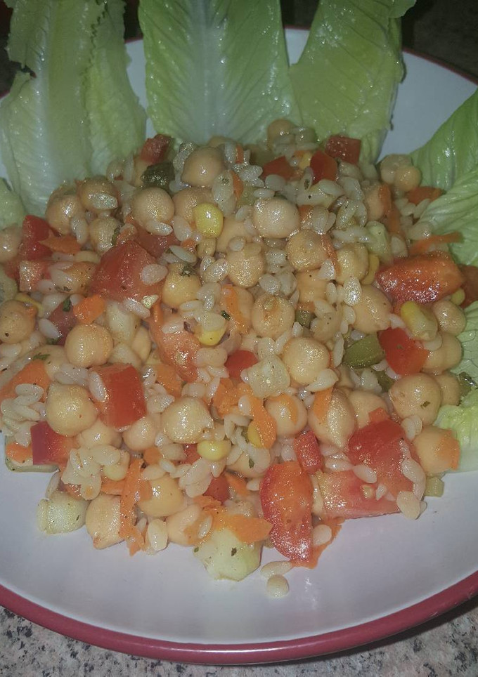 Una foto de Ensalada de garbanzos con pasta de piñón