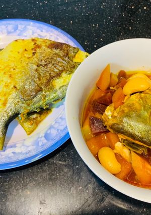 Hình của món Cá chim biển trắng chiên nghệ và canh hầm đậu củ quả.