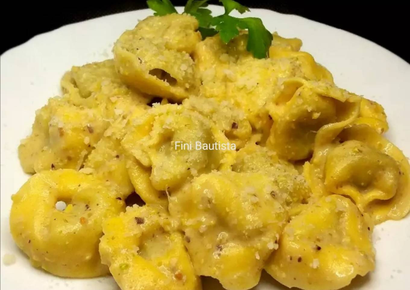 Pasta tortellinis en salsa de pistachos