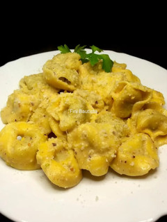 Una foto de Pasta tortellinis en salsa de pistachos