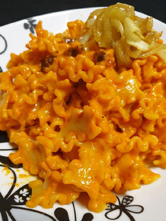Una foto de Mafalda con salsa de pimientos rojos asados y cebolla caramelizada