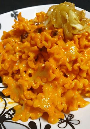 Una foto de Mafalda con salsa de pimientos rojos asados y cebolla caramelizada