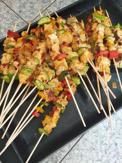 Una foto de Brochetas de pechuga de pollo con verduras a la plancha