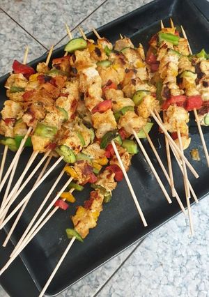 Una foto de Brochetas de pechuga de pollo con verduras a la plancha