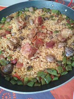 Una foto de Arroz con costilla y caracoles