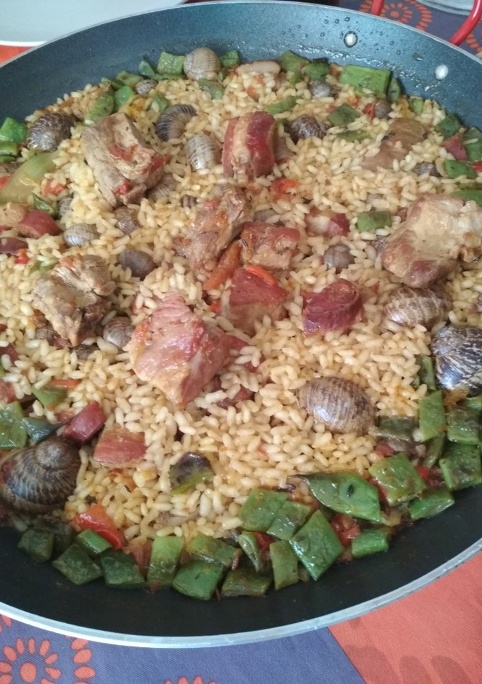 Una foto de Arroz con costilla y caracoles