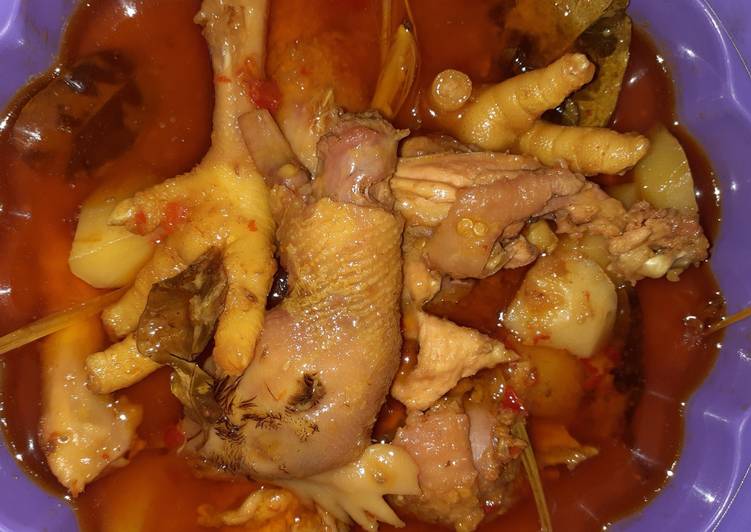 Resep Opor ayam petelur (bulu merah), kentang kuah merah 🐔🥔🌶 yang Enak Banget