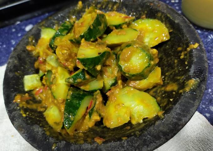 Rujak Timun bumbu kacang