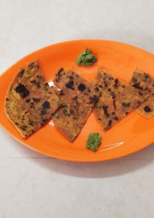 પાલક મેથી ના થેપલા (Palak Methi Thepla Recipe In Gujarati) રેસીપી મુખ્ય ફોટો