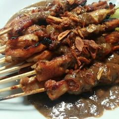 A picture of Sate Ayam Bumbu Kacang - CHICKEN SATAY WITH PEANUT SAUCE.