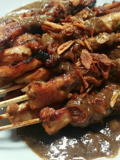 A picture of Sate Ayam Bumbu Kacang - CHICKEN SATAY WITH PEANUT SAUCE.