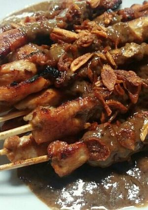 A picture of Sate Ayam Bumbu Kacang - CHICKEN SATAY WITH PEANUT SAUCE.