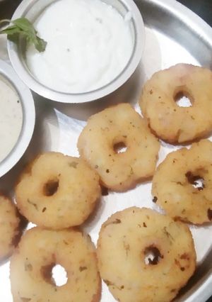 उपवासाचे मेदूवडे (upwasache medu vada recipe in marathi) रेसिपी चे मुख्य फोटो 