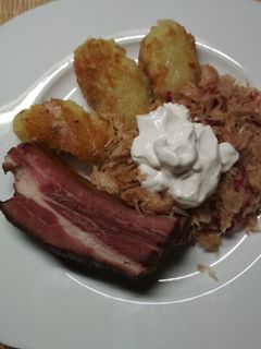 Füstölt oldalas pirított savanyú káposztával és gancával, tejföllel recept fotója