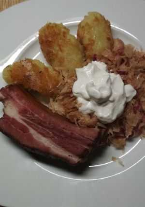 Füstölt oldalas pirított savanyú káposztával és gancával, tejföllel recept fotója