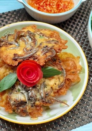 Hình của món Cá cơm chiên bột cuốn rau sống.