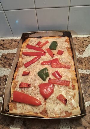 Una foto de Pizza con Queso Muzzarella y Morrones Asados