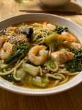 Ramen di cavolo nero, gamberi e tofu
