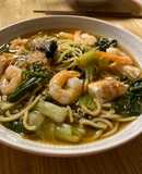 Ramen di cavolo nero, gamberi e tofu