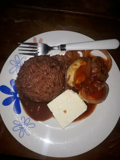 Una foto de Arroz negrito con huevos en cebollados...🇸🇻