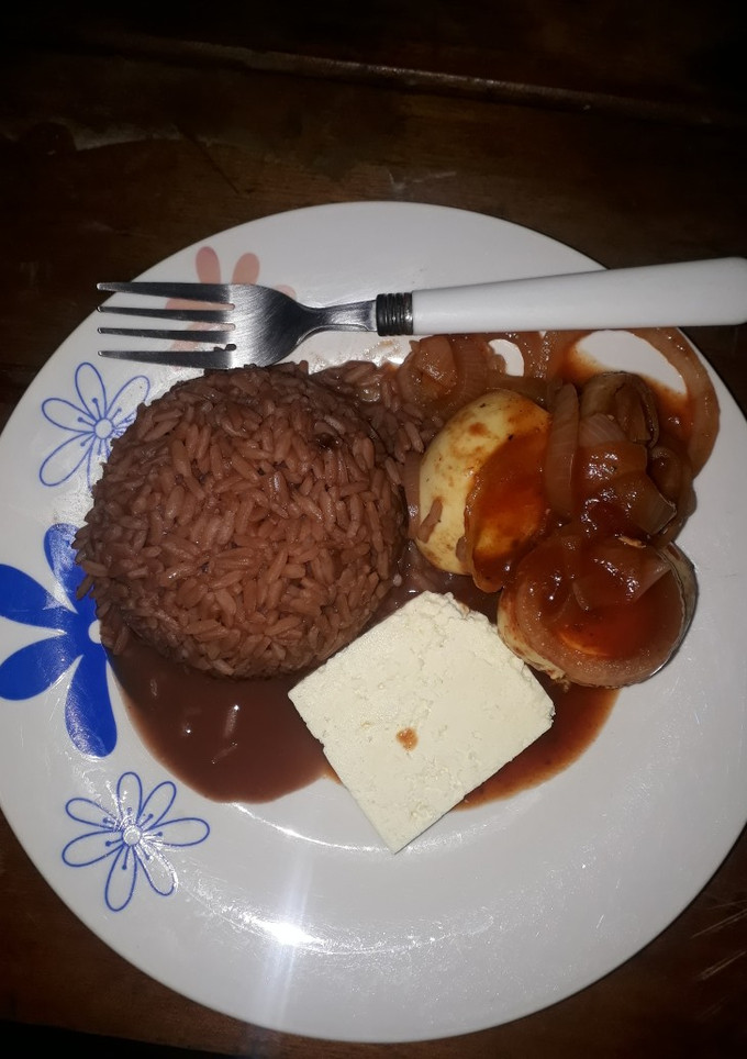 Una foto de Arroz negrito con huevos en cebollados...🇸🇻