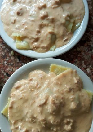 Una foto de Ravioles con atún y salsa