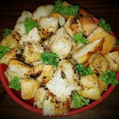 A picture of Mike's Oversized Garlic Croutons.