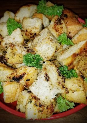 A picture of Mike's Oversized Garlic Croutons.