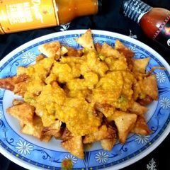 A picture of Canteen waley samosey with Chutney.