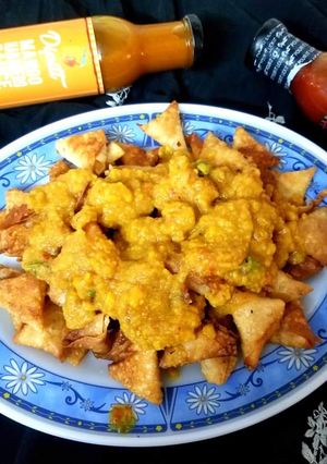 A picture of Canteen waley samosey with Chutney.