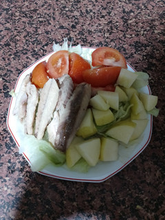 Una foto de Ensalada de caballa y manzana