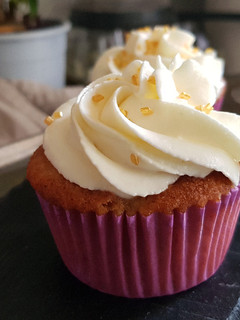 Una foto de Cupcakes de pera relleno de bombón