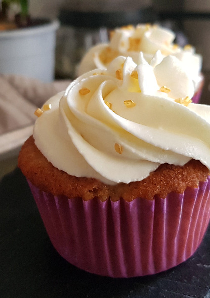 Una foto de Cupcakes de pera relleno de bombón