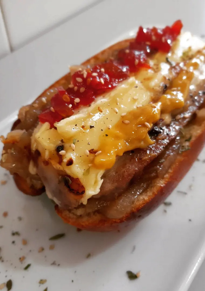 Una foto de Brioche de butifarra y brie con mermelada de tomate y cebolla