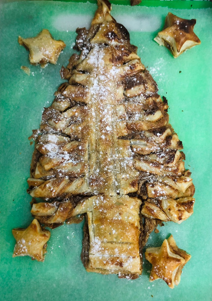 Una foto de Árbol de hojaldre relleno de turrón 🎄