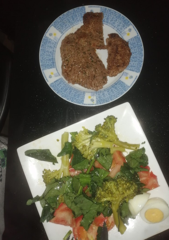 Una foto de Bife de nalga con ensalada mixta