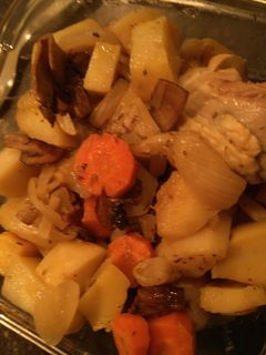 Una foto de Muslitos de pollo con patatas, zanahorias y champiñones