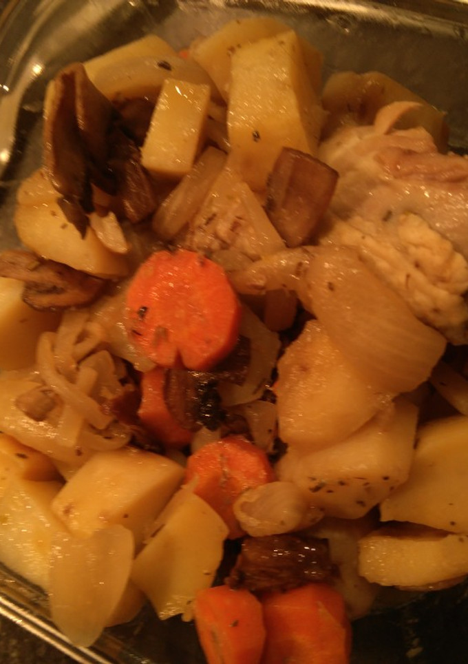 Una foto de Muslitos de pollo con patatas, zanahorias y champiñones