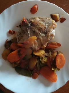 Una foto de Pollo con verduras