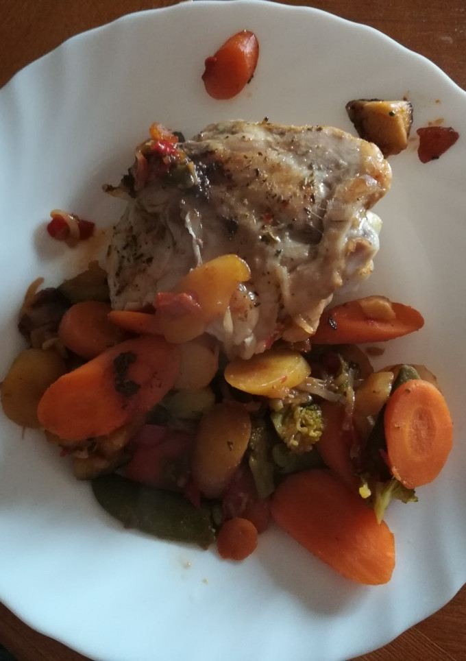 Una foto de Pollo con verduras