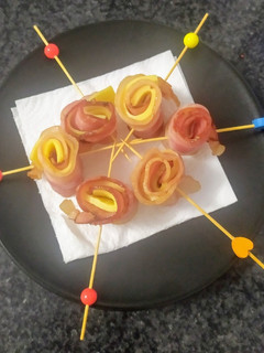 Una foto de Enrollados de bacon y queso