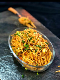 शेजवान नूडल्स (Schezwan Noodles recipe in hindi) रेसिपी मुख्य फोटो