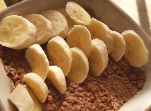 Una foto de Porridge de avena y cacao