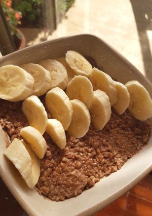 Una foto de Porridge de avena y cacao