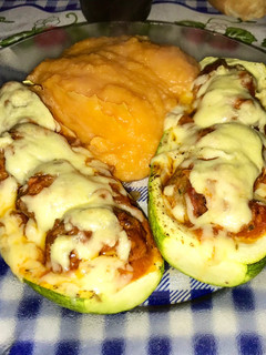 Una foto de Zucchini rellenos de Albóndigas