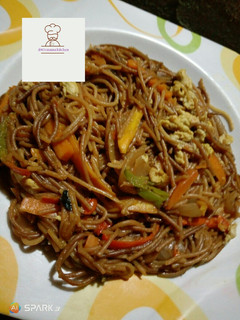Brown Chinese spaghetti ainihin hoton girkin