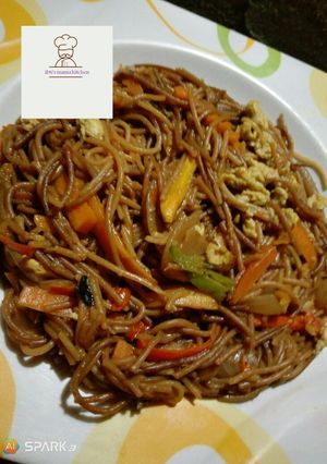 Brown Chinese spaghetti ainihin hoton girkin