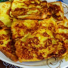 A picture of French Toast.