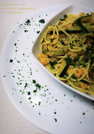 Foto di Spaghetti zafferano zucchine e gamberetti