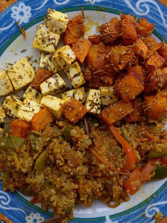Una foto de Quinoa con verduras y ricota